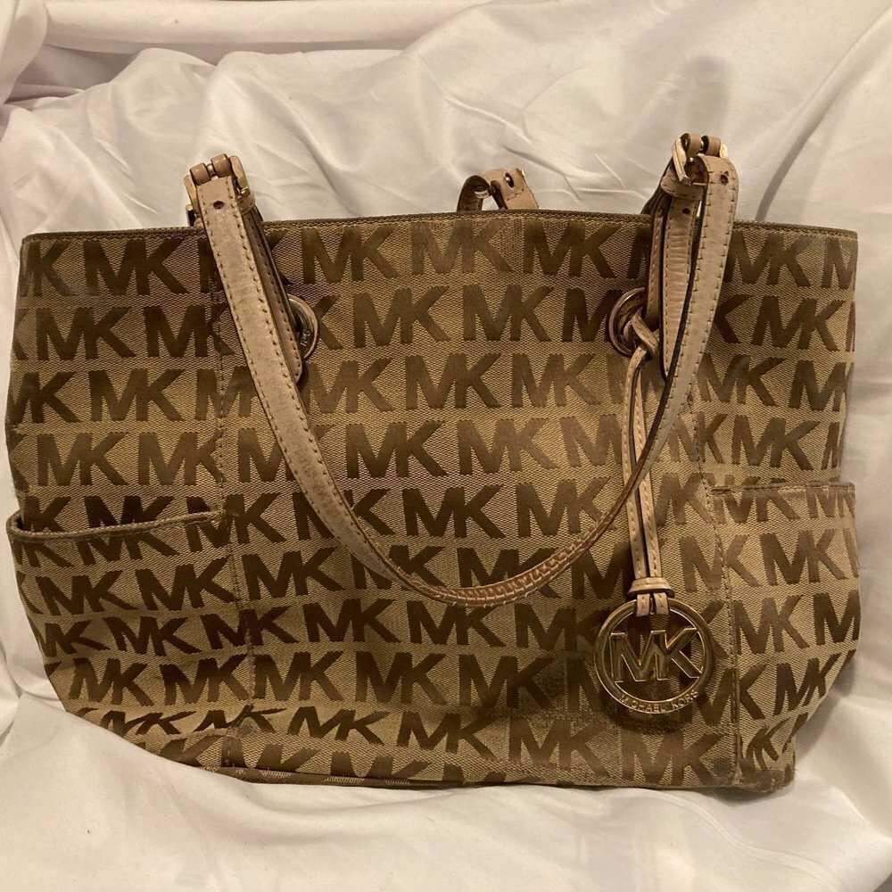 Michael Kors Jet Set Signature Tote!